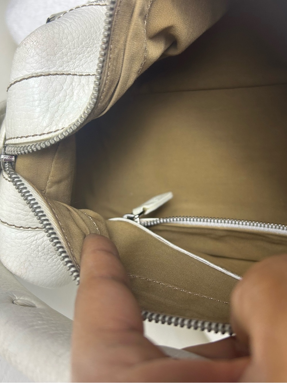 Tod's Cream Leather Shoulder Bag with Front Zip Pockets - Picture 8 of 10